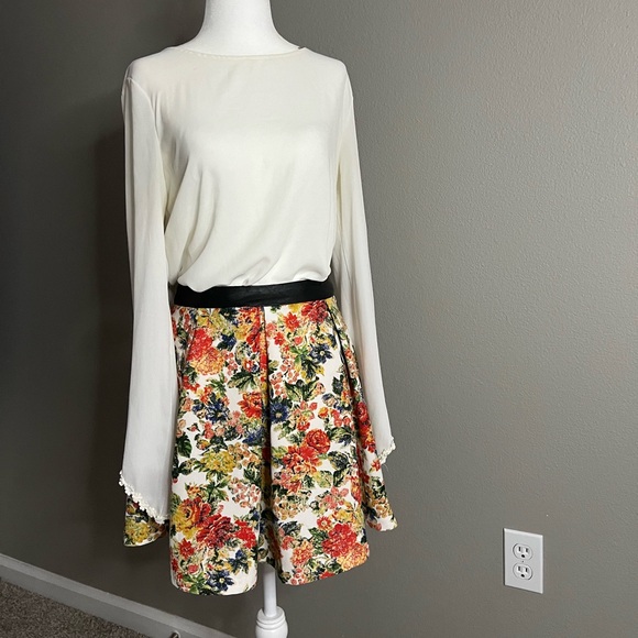 ASTR Cute floral miniskirt size S - Picture 2 of 5